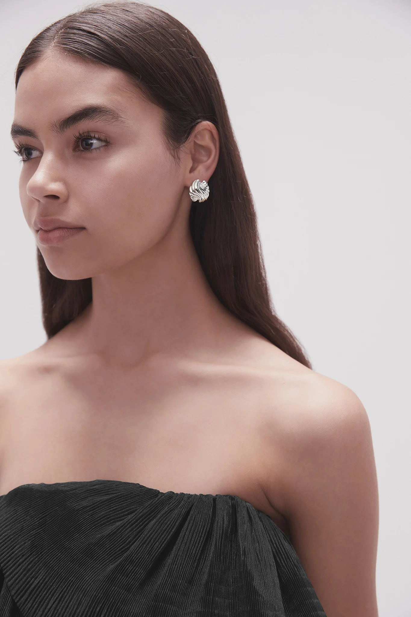 Alina Clamshell Earring - Image 2
